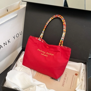 Rote Nylon-Tragetasche mit Regenbogen-Griffen und goldener Stickerei in Geschenkbox