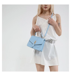Moderne hellblaue quadratische Tasche mit breitem Riemen als stilvolle Umhängetasche