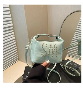 Détail du sac cabas vert menthe avec logo riveté SM en métal et bandoulière réglable
