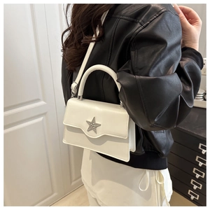 Petit sac blanc en cuir avec boucle étoile et bandoulière sur mannequin femme
