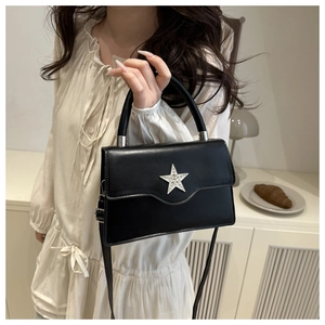 Détail du sac carré noir avec étoile en strass argentés et bandoulière ajustable