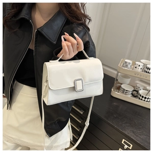 Détail du sac à bandoulière blanc avec boucle rectangulaire argentée et poignée chic