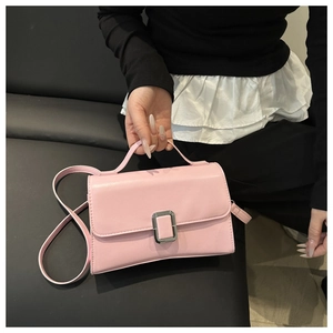 Détail du sac bandoulière en cuir rose avec son fermoir métallique argenté carré chic