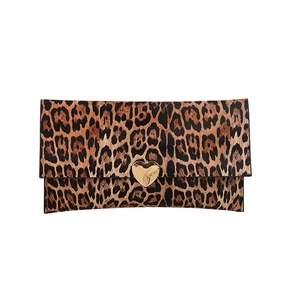 Pochette enveloppe à imprimé léopard avec fermoir coeur doré sur fond blanc