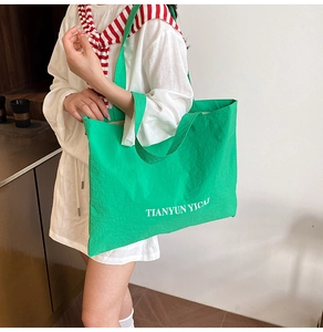 Vue détaillée du sac cabas en toile vert vif avec lettrage blanc pour usage quotidien