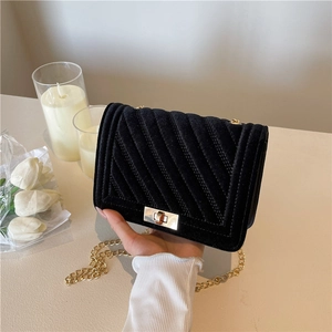 Sac bandoulière élégant en velours noir avec chaîne dorée et motif matelassé