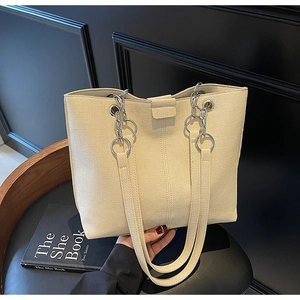 Detailansicht der großen Shopper-Tasche mit strukturierter Oberfläche und Kettenriemen
