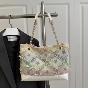 Sac baguette en denim avec patchs d'étoiles, franges et pendentif cerf doré élégant