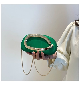 Borsa da sera verde con manico ad anello in metallo dorato e tracolla a catena raffinata