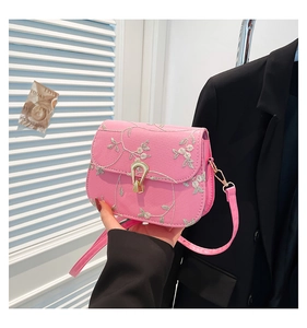 Broderie florale détaillée sur un petit sac à bandoulière carré élégant pour femmes