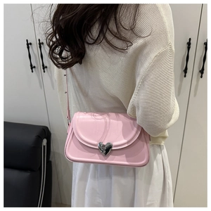 Detailansicht der rosa Satteltasche aus PU-Leder mit silberner Herzschnalle aus Metall
