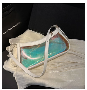Detalle del bolso de hombro en TPU holográfico blanco con ventana iridiscente