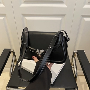 Minimalistische schwarze PU-Leder-Unterarmtasche mit silberner herzförmiger Metallschnalle
