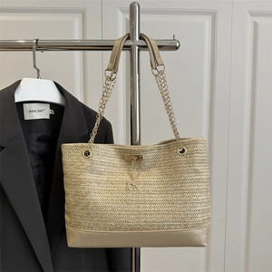 Sac fourre-tout en paille tissée avec anses dorées et breloque cerf style urbain