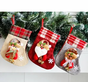 Tres mini calcetines de Navidad de lino con cascabeles y figuras decorativas