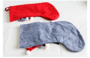Dettaglio di calze di Natale rosse e grigie con passante per appenderle e decoro 3D