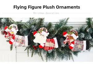 Nahaufnahme der fliegenden Weihnachtsfiguren mit Karomuster und Holzknöpfen