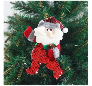 Dettaglio di Babbo Natale con paillettes e barba bianca su ramo di albero di Natale