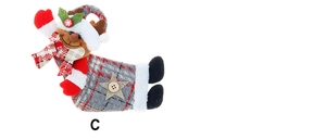 Detailansicht vom Rentier-Weihnachtsstiefel mit kariertem Schal und Holzstern-Akzent