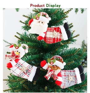Detail von Weihnachtsmann, Schneemann und Rentier Stoffanhängern am Weihnachtsbaum