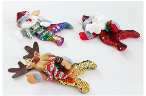 Dettaglio di ornamenti natalizi con paillettes reversibili e pigne naturali