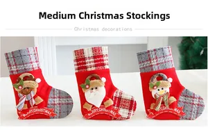 Drei mittelgroße rote Nikolausstiefel mit Weihnachtsmann, Rentier und Schneemann-Motiv