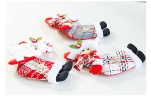 Detailansicht von handgefertigten Plüsch-Weihnachtsmann und Schneemann Christbaumschmuck