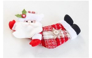 Detail der Weihnachtsmann Stoffdeko mit rot-weißem Karomuster und Holzknopf-Verzierung