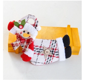 Detail der Weihnachts-Schneemann-Stiefel aus Stoff mit Holzsternknopf und rot-weißem Schal