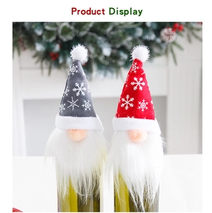 Détail de couvre-bouteilles de vin Gnome avec chapeaux flocon et barbes blanches
