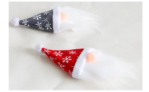 Détail des motifs de flocons de neige et textures en peluche sur les couvre-bouteilles