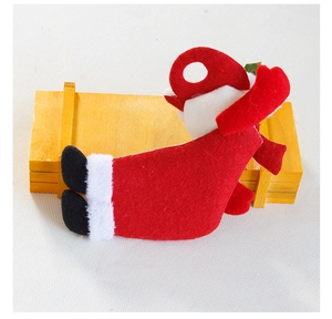Detail von handgemachtem rotem Weihnachtsmann-Filzornament mit genähten Texturen