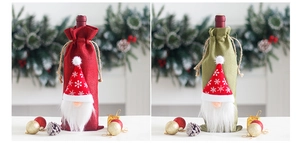 Detalle de fundas navideñas para botellas de vino de gnomos en yute rojo y verde