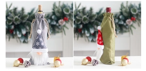 Detalle de fundas navideñas para botellas de vino en yute gris y verde con copos de nieve