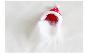 Détail d'un bonnet de Noël tricoté rouge avec longue barbe blanche pour décorer les bouteilles