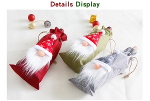 Detalle de fundas navideñas de gnomos para botellas de vino en lino rojo, verde y gris