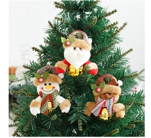 Detailansicht von Plüsch-Weihnachtsmann, Schneemann und Rentier mit Goldglocken am Weihnachtsbaum