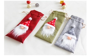 Bolsas de arpillera para vino de Navidad con diseño de gnomos y copos de nieve