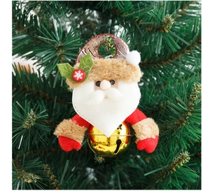 Detailansicht der Weihnachtsmann-Filzpuppe mit goldener Glocke am Weihnachtsbaum