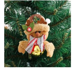 Nahaufnahme von Plüsch-Rentier-Weihnachtsanhänger mit goldener Glocke am Tannenbaum