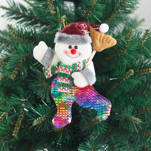 Ciondolo pupazzo di neve di Natale con paillettes reversibili colorate su albero verde