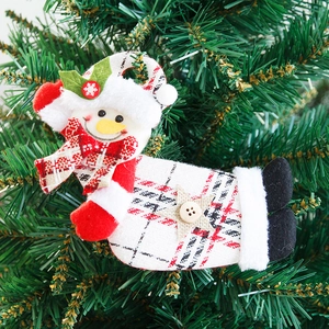 Weihnachts-Schneemann-Stoffanhänger mit rotem Karomuster am grünen Tannenbaum