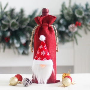 Funda para botella de vino de arpillera con gnomo navideño y gorro de copos