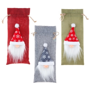 Tres bolsas de vino de gnomos navideños en rojo, gris y verde con textura de arpillera