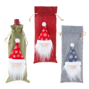 Tres fundas navideñas para botellas de vino de gnomo en arpillera roja, verde y gris