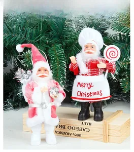 Vue détaillée des figurines de Père Noël chef et velours rose pour décor festif