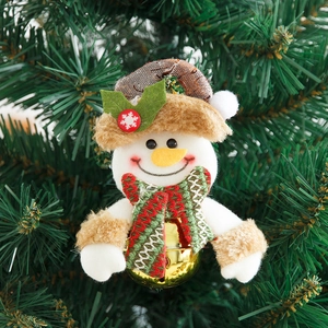 Weihnachts-Schneemann-Plüschfigur mit goldener Glocke am festlichen Tannenbaum