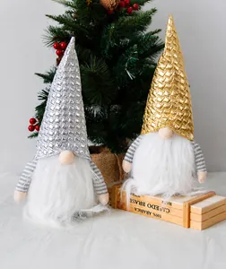 Detail von goldenen und silbernen Weihnachtsgnomen mit weißem Plüschbart als Dekoration