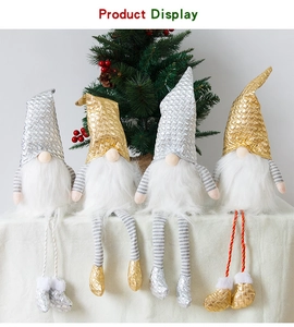 Detalle de cuatro gnomos navideños de piernas largas con sombreros de lentejuelas oro y plata