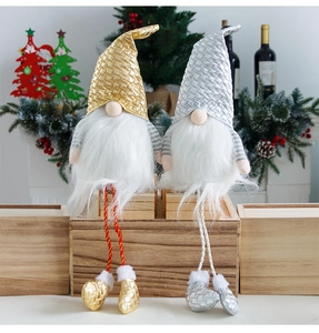 Vista detallada de gnomos navideños de piernas largas con gorros dorados y plateados